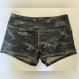 Double Take Booty Shorts / Green Camo